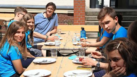 Pausentee. Tagesspiegel-Chefredakteur Lorenz Maroldt stattete dem Nachwuchs einen Besuch ab.