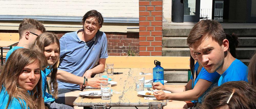 Pausentee. Tagesspiegel-Chefredakteur Lorenz Maroldt stattete dem Nachwuchs einen Besuch ab.