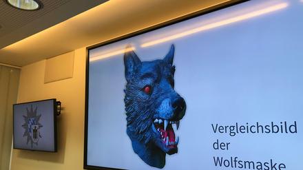 Auf einem Bildschirm im Polizeipräsidium präsentiert die Polizei ein Vergleichsbild einer Wolfsmaske