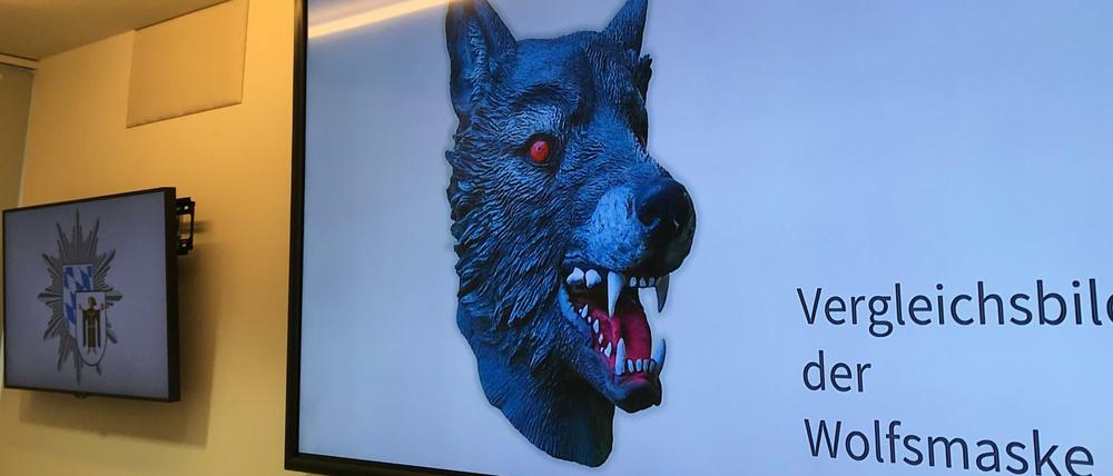 Auf einem Bildschirm im Polizeipräsidium präsentiert die Polizei ein Vergleichsbild einer Wolfsmaske