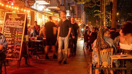 Menschen sitzen in Restaurants und Bars in Berlin-Friedrichshain.