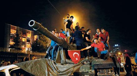 Erdogan-Anhänger überwältigten schließlich viele der Putschisten.
