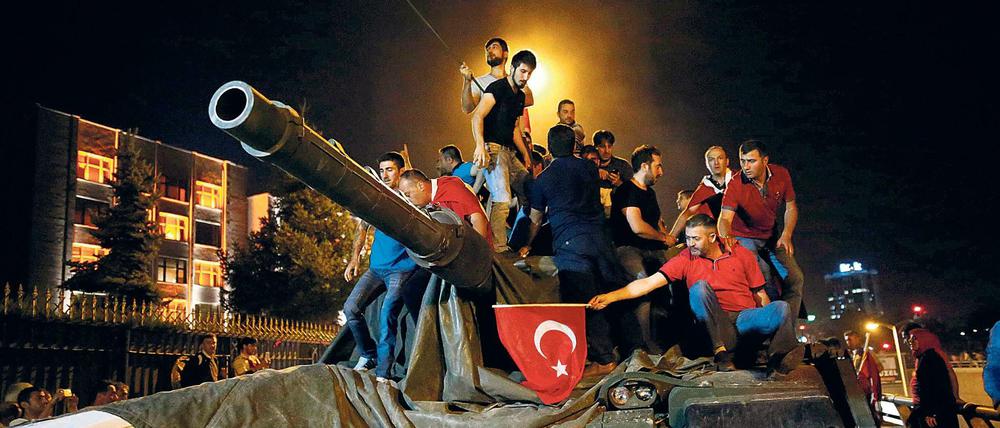 Erdogan-Anhänger überwältigten schließlich viele der Putschisten.