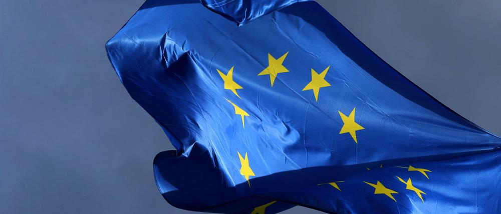Eine Europafahne weht vor dem Europäischen Parlament in Straßburg.