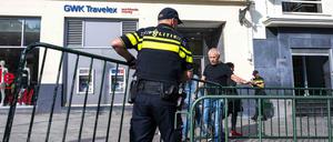 Polizei sichert den Eingang zu dem Studio des Senders RTL.