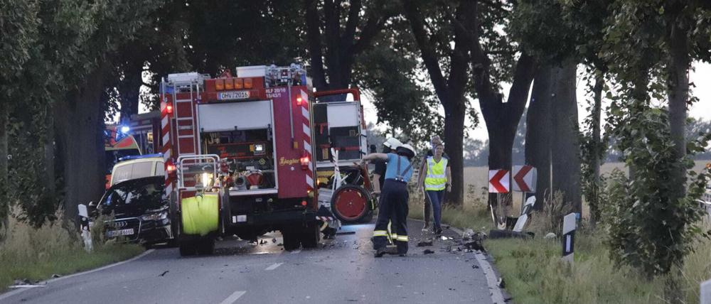 Bei einem Verkehrsunfall auf der Bundesstraße 96a zwischen Schildow und Schönfließ sind zwei Personen ums Leben gekommen.