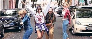 Die Serie funktioniert wie ein chemisches Experiment, in dem Elif (Jasmin Shakeri, 2.v.r.) der Katalysator ist. Die Wirkung auf ihre Freundinnen Lena (Sarah Bauerett, l.), Jo (Salka Weber) und Franzi (Llewellyn Reichman, r.) ist beeindruckend. 