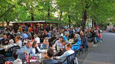 So sah das Fest vor der Corona-Pandemie aus. Wein gab es an der Hütte, etwas zu essen brachten sich viele Gäste mit.