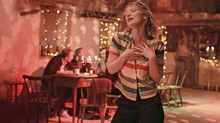 Dancing Queen. Amy (Mia Wasikowska) verliert sich in einem Abba-Song.