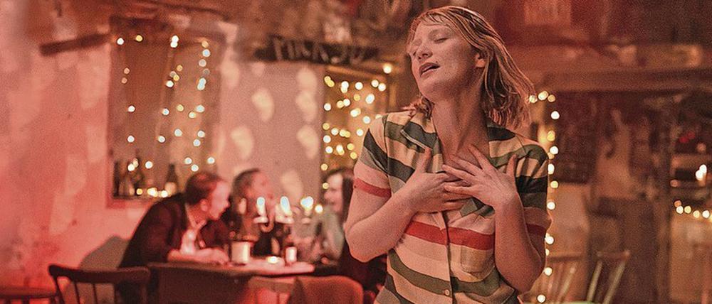 Dancing Queen. Amy (Mia Wasikowska) verliert sich in einem Abba-Song.