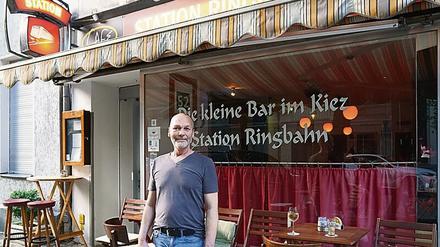 Drag Queen und Wirt. Rüdiger Cranz vor der „Station Ringbahn“.