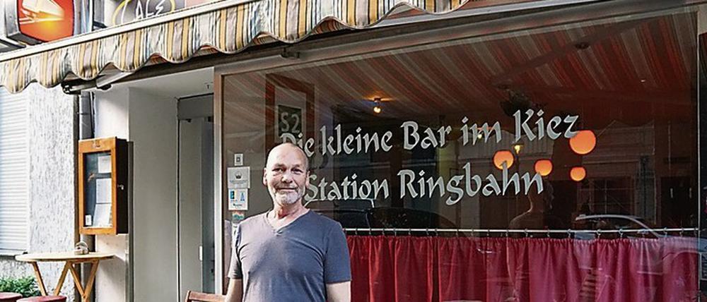 Drag Queen und Wirt. Rüdiger Cranz vor der „Station Ringbahn“.
