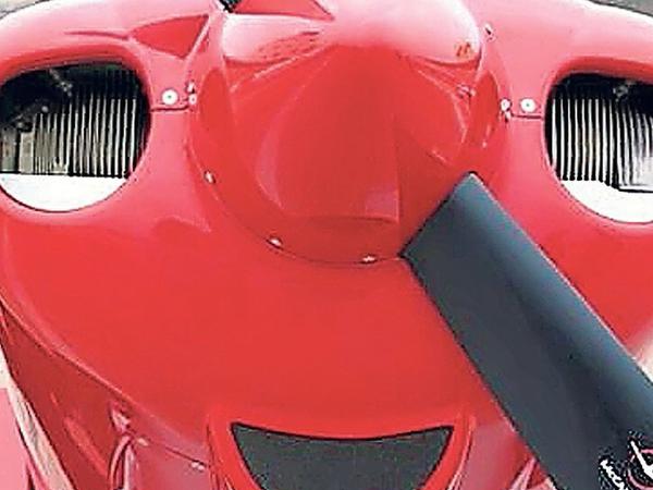 Ein Flugzeug von vorne ergibt mit seinen Cockpit-Fenstern ein freundliches Gesicht.