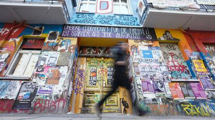 Der Eingang des teilbesetzten Hauses „Rigaer 94“ in Berlin-Friedrichshain.