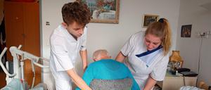 Da hat sich was getan. Das Gehalt für Azubis in der Pflege ist in den vergangenen Jahren überproportional gestiegen. 