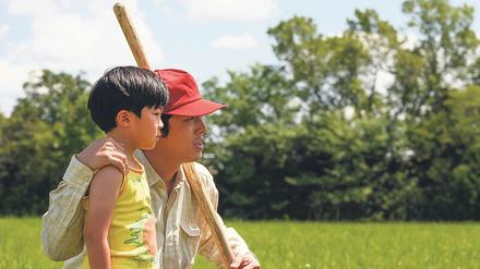 Angekommen. Jacob Yi (Steven Yeun) will in Arkansas Gemüse anbauen. Junior David (Alan Kim) staunt.