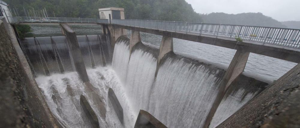 Wasser läuft im Überlauf der Rurtalsperre ab.