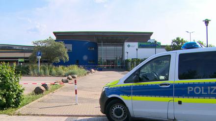 Ein Polizeiauto steht vor der Schwimmhalle in Schwedt.