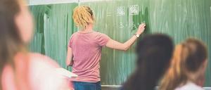 Keine Pflicht, bitte. Vor die Klasse nur mit Impfung? Lehrervertreter sind skeptisch.