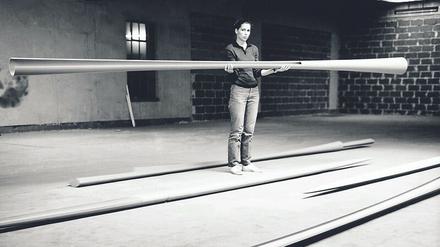 Balanceakt. Isa Genzken 1982 mit Ellipsoiden und Hyperbolos der Frühzeit in ihrem Düsseldorfer Studio. 
