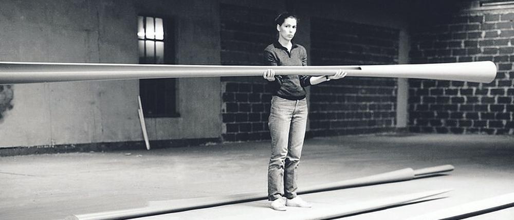 Balanceakt. Isa Genzken 1982 mit Ellipsoiden und Hyperbolos der Frühzeit in ihrem Düsseldorfer Studio.