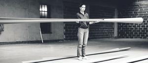 Balanceakt. Isa Genzken 1982 mit Ellipsoiden und Hyperbolos der Frühzeit in ihrem Düsseldorfer Studio. 