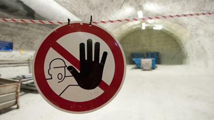 Ein "Durchgang Verboten"-Schild hängt im Bergwerk niedersächsischen Gorleben vor einem Stollen.