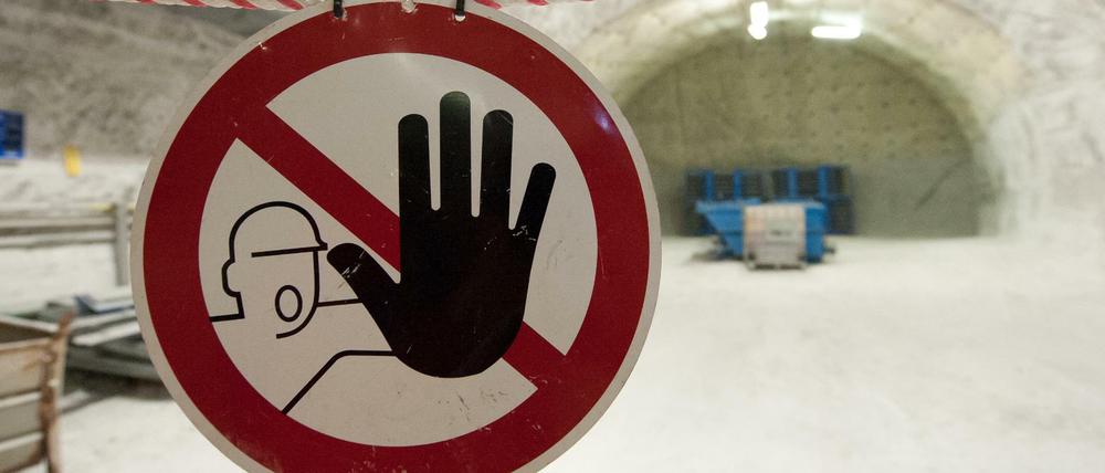 Ein "Durchgang Verboten"-Schild hängt im Bergwerk niedersächsischen Gorleben vor einem Stollen. 