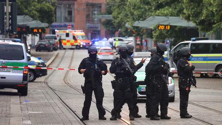 Nach dem Anschlag. Schwer bewaffnete Polizisten am Tatort der Messerattacke in Würzburg. Am 25. Juni tötete ein Somalier drei Menschen und verletzte mehrere schwer