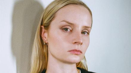 Strenger Blick, große Stimme. Nur auf Fotos gibt sich Charlotte Day Wilson sehr unnahbar.