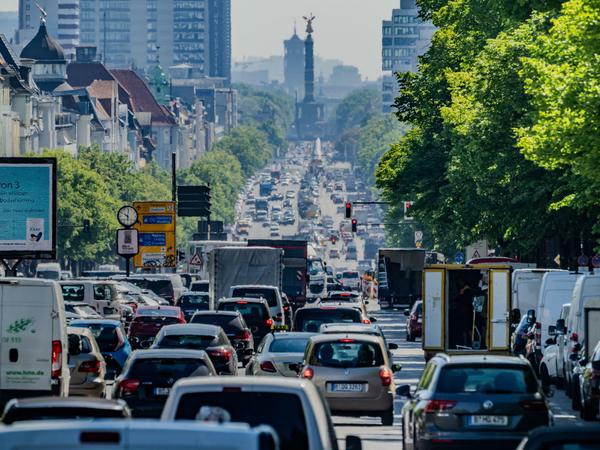 Mit oder ohne Verbrennermotor? In jedem Fall viele Autos, Lastwagen und Lieferfahrzeuge fahren auf dem Kaiserdamm stadteinwärts.