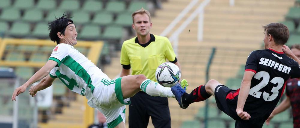 Genki Haraguchi ist einer von elf Neuzugängen bei Union. Im Testspiel gegen Viktoria 89 (rechts Moritz Seiffert) war ihm die fehlende Bindung zu seinen Kollegen noch deutlich anzumerken.