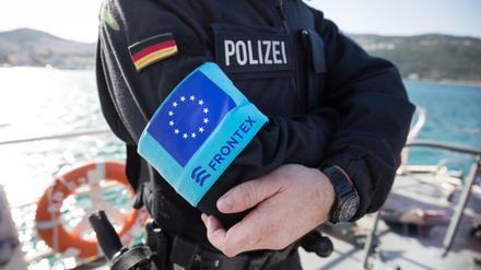 Ein Beamter der Bundespolizei See steht im Hafen der Insel Samos auf dem Vordeck eines Streifenboots vor einer ersten Erkundungsfahrt.