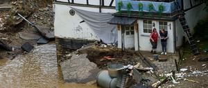 Zwei Frauen stehen neben Trümmern vor einem Haus in dem Ort im Kreis Ahrweiler am Tag nach dem Unwetter mit Hochwasser.