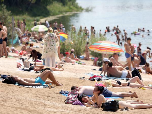 Moskauer am Sandstrand bei Staraya Plotina im Distrikt Krasnogorsky.