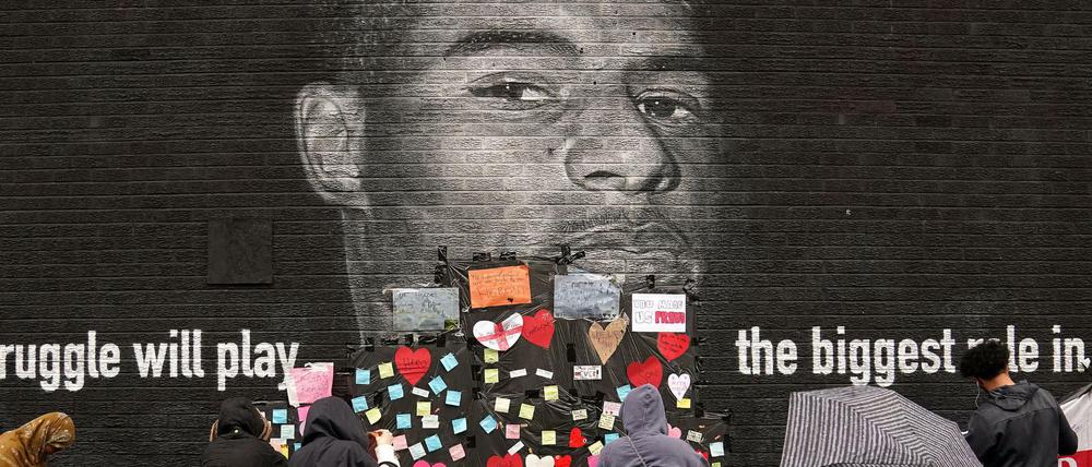Unterstützung der Fans mit Botschaften: Wandbild von Manchester-United-Stürmer und Nationalspieler Marcus Rashford