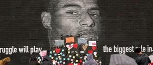 Unterstützung der Fans mit Botschaften: Wandbild von Manchester-United-Stürmer und Nationalspieler Marcus Rashford 