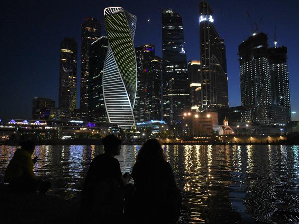 Blick auf das Neubauviertel Moskwa City bei Nacht, 2021.