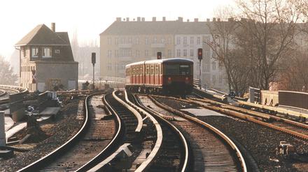 18. Dezember 1997: Die wiederaufgebaute Strecke des Südrings zwischen Sonnenallee und Treptower Park.