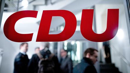 Vor der Parteizentrale der CDU postierten sich die Aktivisten. 