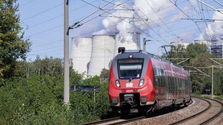 Das Braunkohlekraftwerk Jänschwalde hat bald ausgedient. Schnellere Zugverbindungen sollen beim Strukturwandel helfen.
