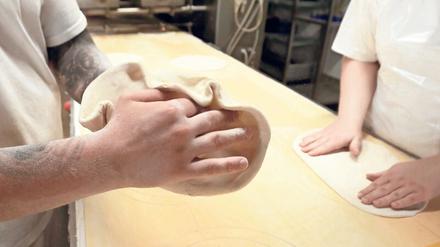 Von Hand geformt. Bei Giapizza in Borsigwalde wird der Boden nicht wie in anderen Fabriken von Maschinen geformt. Das mache sich in der Qualität bemerkbar.