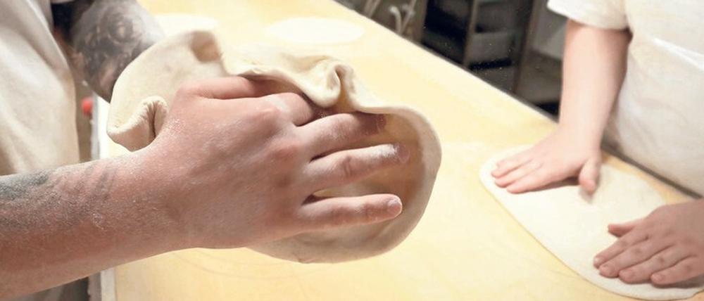 Von Hand geformt. Bei Giapizza in Borsigwalde wird der Boden nicht wie in anderen Fabriken von Maschinen geformt. Das mache sich in der Qualität bemerkbar.