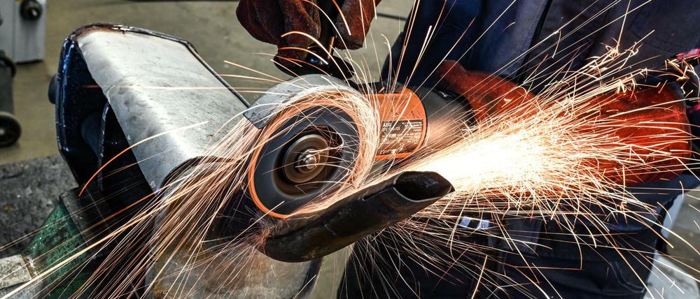 In der Metall- und Elektroindustrie fiel die Zahl der abgeschlossenen Ausbildungsverträge zuletzt um rund zehn Prozent.