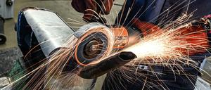 In der Metall- und Elektroindustrie fiel die Zahl der abgeschlossenen Ausbildungsverträge zuletzt um rund zehn Prozent.