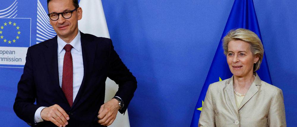 Eklat erstmal vermieden: Polens Verfassungstribunal vertagte die Entscheidung, kurz bevor Premier Mateusz Morawiecki bei EU-Kommissionspräsidentin Ursula von der Leyen in Brüssel eintraf.