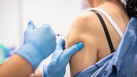 Eine Frau wird gegen das Coronavirus geimpft.