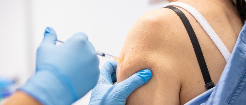 Eine Frau wird gegen das Coronavirus geimpft.