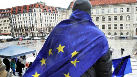 Ein Mann bei einer Demonstration für Europa in Berlin