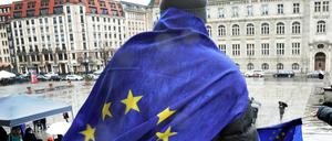 Ein Mann bei einer Demonstration für Europa in Berlin